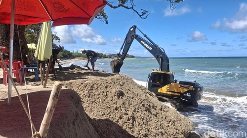 Petugas melakukan penanganan dampak abrasi di Pantai Kuta, Badung, Rabu (4/2/2026).