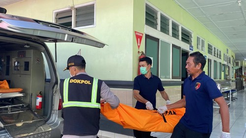 Petugas memindahkan dua jenazah diduga korban KMP Tunu Pratama Jaya dari ruang jenazah RSU Negara menuju ambulans dan selanjutnya dibawa ke Banyuwangi, Jawa Timmur, Rabu (4/2/2026). (Foto: Dok. Polres Jembrana)