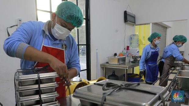 Petugas menyiapkan paket makanan bergizi gratis di Satuan Pelayanan Pemenuhan Gizi (SPPG) Gunung Sahari Selatan, Kemayoran, Jakarta Pusat, Selasa, (4/2/2026). (CNBC Indonesia/Muhammad Sabki)