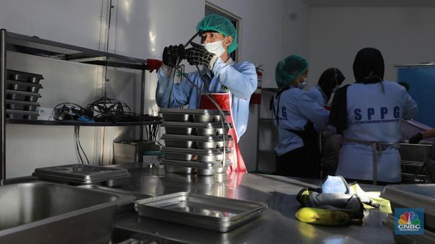 Petugas menyiapkan paket makanan bergizi gratis di Satuan Pelayanan Pemenuhan Gizi (SPPG) Gunung Sahari Selatan, Kemayoran, Jakarta Pusat, Selasa, (4/2/2026). (CNBC Indonesia/Muhammad Sabki)