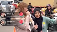 Ia mengaku gak pernah mendapatkan teguran karena kegiatannya itu. Foto: dok TikTok Pinkan Mambo