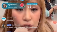 Gimana cuannya? Suka banyak yang ngasih gift gak sih? Sekarang masih ngerintis ya belum kayak donat. Kalau ini kan memang ngamen jadi, uang harian bisa beli pampers pada saat itu, jelasnya.  Foto: dok TikTok Pinkan Mambo