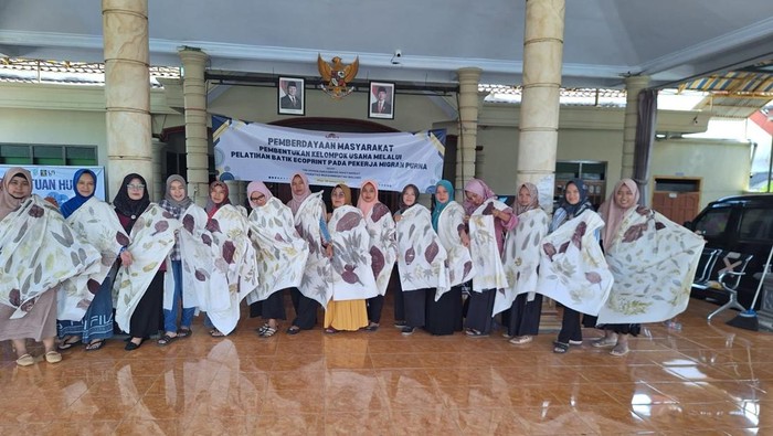 Dosen UMM Berdayakan Eks Pekerja Migran di Blitar Usaha Batik Ecoprint