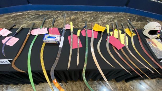 Polda Metro Jaya menangkap ratusan pelaku tawuran dan menyita puluhan sajam selama sepekan Operasi Pekat Jaya, Rabu (4/2/2026).