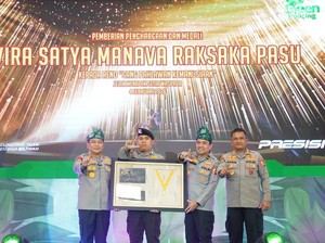Tanda Jasa bagi Reno Si Anjing K9 Polda Riau yang Gugur di Sumbar