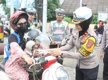Polantas Beri Hadiah ke Pengendara Tertib Saat Operasi Keselamatan di Serang
