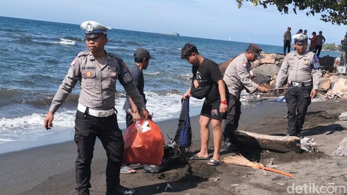 Polres Buleleng bersama warga dan pelaku pariwisata di Desa Tukadmungga melakukan pembersihan sampah di Pantai Happy Tukadmungga, Rabu (4/2/2025). (Made Wijaya)