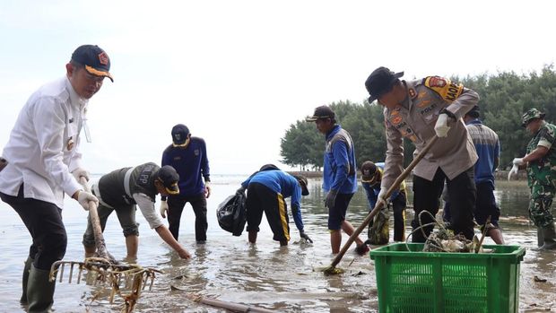 Polres Kepulauan Seribu dan Forkopimda menanam mangrove di Pulau Tidung Kecil, Rabu (4/2/2026).