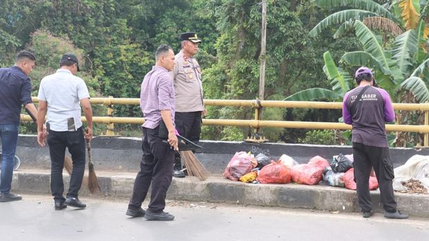 Polresta Tangerang kerja bakti bersih-bersih di kawasan rawan sampah