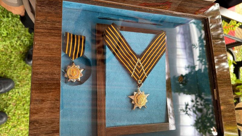 Presiden Prabowo Subianto menganugerahkan Bintang Bhayangkara Pratama kepada istri Kapolri ke-5 Jenderal (Purn) Hoegeng Iman Santoso, Meriyati Roeslani Hoegeng atau Eyang Meri. Anugerah tanda kehormatan untuk Eyang Meri usai Kapolri Jenderal Listyo Sigit Prabowo mengajukan usul kepada Prabowo.