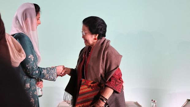 Presiden ke-5 RI, Megawati Soekarnoputri berinteraksi dengan sejumlah tokoh dunia di Forum Majelis Persaudaraan Manusia Zayed Award 2026