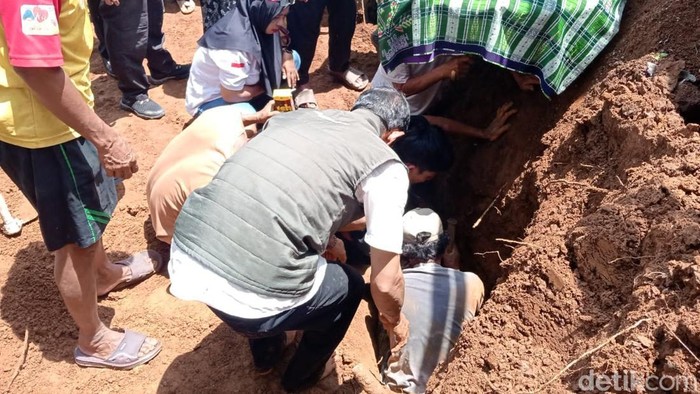 20 Menit Tertimbun Longsor, Kakek di Tasikmalaya Ditemukan Selamat