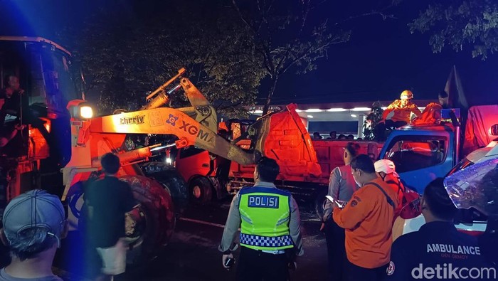 Sopir Terjepit di Kabin Dua Jam Usai Truk Buah Seruduk Truk Pasir