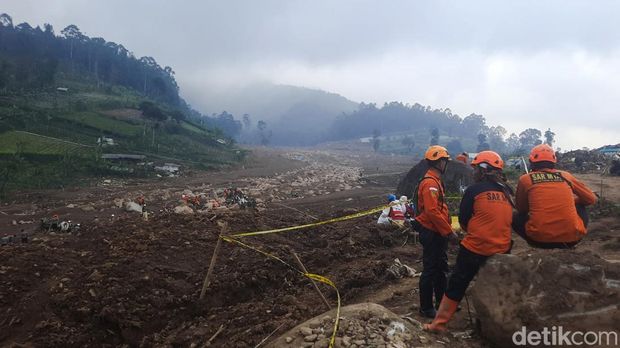 Proses pencarian korban longsor di Cisarua Bandung Barat