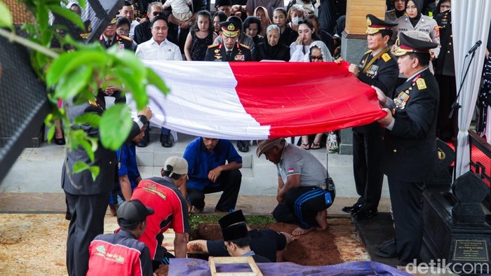 Prosesi Pemakaman Eyang Meri Hoegeng Berlangsung Khidmat dan Penuh Haru