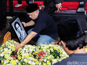 Prosesi Pemakaman Eyang Meri Hoegeng Berlangsung Khidmat dan Penuh Haru