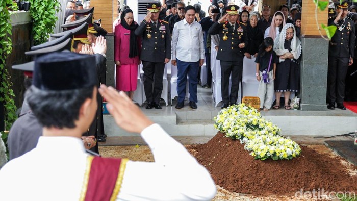 Prosesi Pemakaman Eyang Meri Hoegeng Berlangsung Khidmat dan Penuh Haru