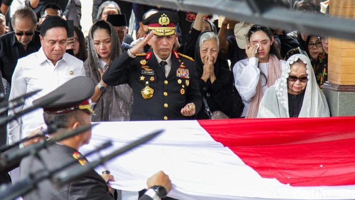 Prosesi Pemakaman Eyang Meri Hoegeng Berlangsung Khidmat dan Penuh Haru