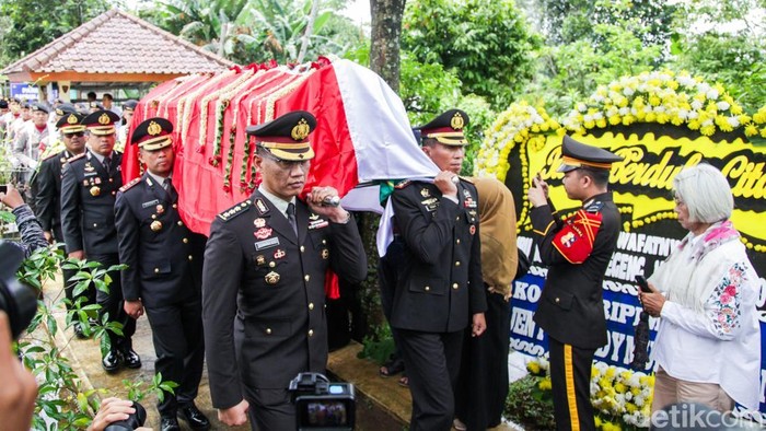 Prosesi Pemakaman Eyang Meri Hoegeng Berlangsung Khidmat dan Penuh Haru