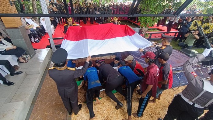 Suasana Haru Iringi Prosesi Pemakaman Jenazah Eyang Meri Hoegeng
