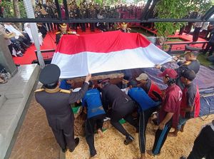 Suasana Haru Iringi Prosesi Pemakaman Jenazah Eyang Meri Hoegeng