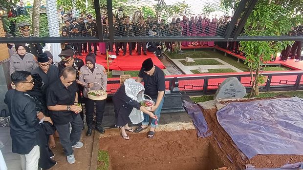 Prosesi Pemakaman Jenazah Eyang Meri Hoegeng