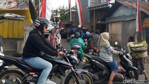 Ramai Lalu Lintas di Cepogo Boyolali Suasana arus lalin di jalan Boyolali - Cepogo, dekat Pasar Sayur Cepogo, Boyolali terpantau ramai, Rabu (4/2/2026) siang.