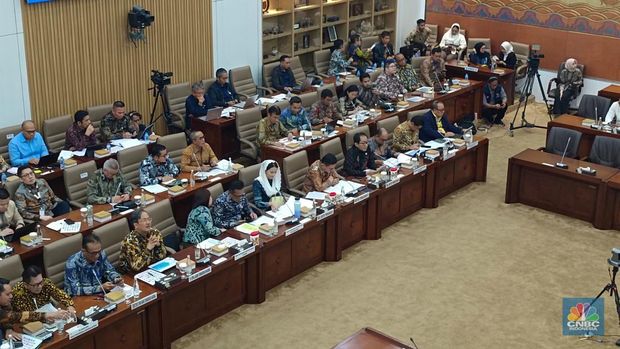 Rapat Kerja Komisi VI DPR RI bersama Menteri Perdagangan (Mendag) Budi Santoso dan Wakil Menteri Perindustrian (Wamenperin) Faisol Riza bersama jajarannya di Kompleks Parlemen, Jakarta, Rabu (4/2/2026). (CNBC Indonesia/Martyasari Rizky)