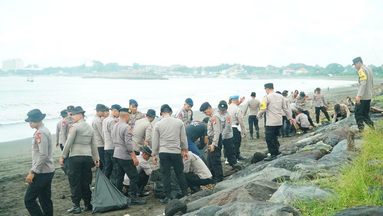 Satbrimob Polda Bali Berjibaku Bersih-bersih Pantai Padang Galak