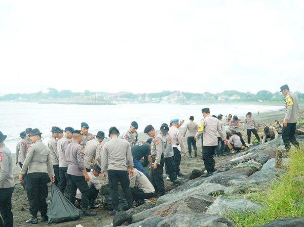 Satbrimob Polda Bali Berjibaku Bersih-bersih Pantai Padang Galak