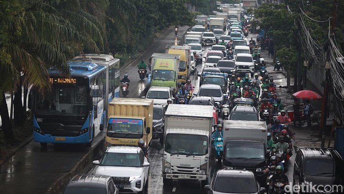 Para pengendara menembus kepadatan arus lalu lintas di jalan Daan Mogot Raya, Jakarta, Rabu  (4/2/2026). Volume kendaraan terpantau padat dari pertigaan jalan Tubagus Angke hingga perempatan Cengkareng, Jakarta Barat. Kendaraan berbagai jenis seperti