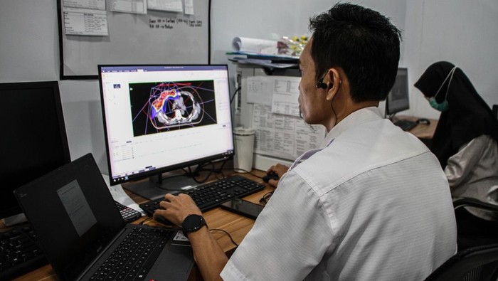 Petugas medis melayani pasien saat menggunakan perangkat medis linier accelerator (Linac) pada layanan radioterapi penyakit kanker di Rumah Sakit Umum Daerah (RSUD) dr Doris Sylvanus, Palangka Raya, Kalimantan Tengah, Rabu (4/2/2026). RSUD dr Doris Sylvanus memiliki fasiltas baru yakni perangkat medis linier accelerator layanan radioterapi yang bertujuan untuk terapi radiasi penyakit kanker dan mematikan sel kanker. ANTARA FOTO/Auliya Rahman