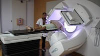 Petugas medis mengoperasikan perangkat medis linier accelerator (Linac) pada layanan radioterapi penyakit kanker di Rumah Sakit Umum Daerah (RSUD) dr Doris Sylvanus, Palangka Raya, Kalimantan Tengah, Rabu (4/2/2026). Fasilitas baru tersebut menjadi bagian dari penguatan layanan kesehatan rujukan bagi pasien kanker di Kalimantan Tengah. ANTARA FOTO/Auliya Rahman