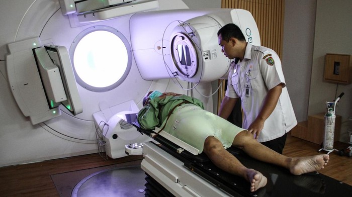 Petugas medis melayani pasien saat menggunakan perangkat medis linier accelerator (Linac) pada layanan radioterapi penyakit kanker di Rumah Sakit Umum Daerah (RSUD) dr Doris Sylvanus, Palangka Raya, Kalimantan Tengah, Rabu (4/2/2026). RSUD dr Doris Sylvanus memiliki fasiltas baru yakni perangkat medis linier accelerator layanan radioterapi yang bertujuan untuk terapi radiasi penyakit kanker dan mematikan sel kanker. ANTARA FOTO/Auliya Rahman
