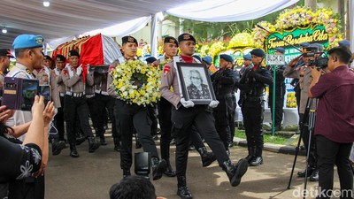 Rumah Duka Dipadati Pelayat, Eyang Meri Dilepas Penuh Haru