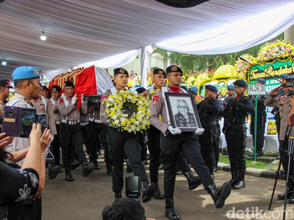 Rumah Duka Dipadati Pelayat, Eyang Meri Dilepas Penuh Haru