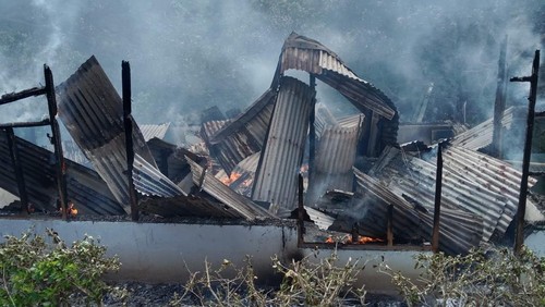 Rumah semi permanen di Desa Heopuat, Sikka, NTT, diduga dibakar anak kandung yang diduga orang dengan gangguan jiwa (ODGJ) berinisial AY, Rabu (4/2/2026). Dok. Polres Sikka