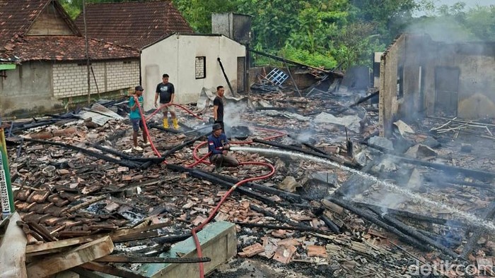 Geger! Pria di Pati Bakar 2 Rumah Ortunya hingga Rata dengan Tanah