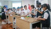 Dalam kegiatan ini, siswa mencicipi roti lapis vegemite, selai khas Australia, yang terbuat dari ragi yang difermentasi dengan campuran bawang, seledri dan garam. Rasanya gurih dan unik. Chef Callum Hann terkejut karena siswa ternyata suka dengan olesan vegemite. Foto: (Rahmanta Savito/detikcom)