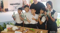 Setelah mencicipi beberapa camilan khas Australia, siswa mengikuti lomba menghias kuliner Australia yang akan dinilai oleh Chef Callum Hann. Chef Callum Hann menetapkan Grup 4 sebagai pemenang lomba merias kuliner Australia sekaligus menyerahkan hadiah berupa boneka kanguru kepada masing-masing pemenang. Foto: (Rahmanta Savito/detikcom)