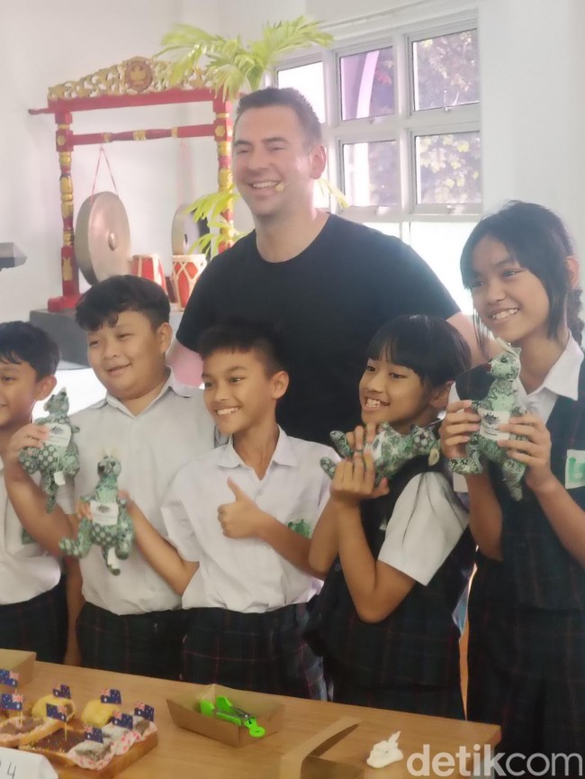 Runner-Up MasterChef Australia 2025 Ajak Siswa Al Izhar Mengenal Jajanan Aussie