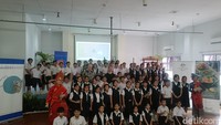 Chef Callum Hann bersama perwakilan Kedutaan Besar Australia berfoto bersama siswa dan guru Sekolah Dasar Al Izhar usai kegiatan Taste of Australia. Foto: (Rahmanta Savito/detikcom)