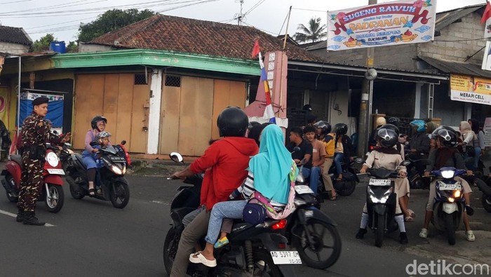 Suasana arus lalin di jalan Boyolali - Cepogo, dekat Pasar Sayur Cepogo, Boyolali terpantau ramai, Rabu (4/2/2026) siang.