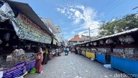 Pantauan detikJatim di kawasan Sunan Ampel pada Rabu (4/2) pukul 13.15 WIB, sejumlah lapak kurma tampak ramai didatangi pembeli.