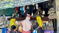 Warga terlihat berburu berbagai jenis kurma untuk persiapan saat puasa. Para pedagang pun mengakui penjualan mulai naik sejak awal bulan ini.