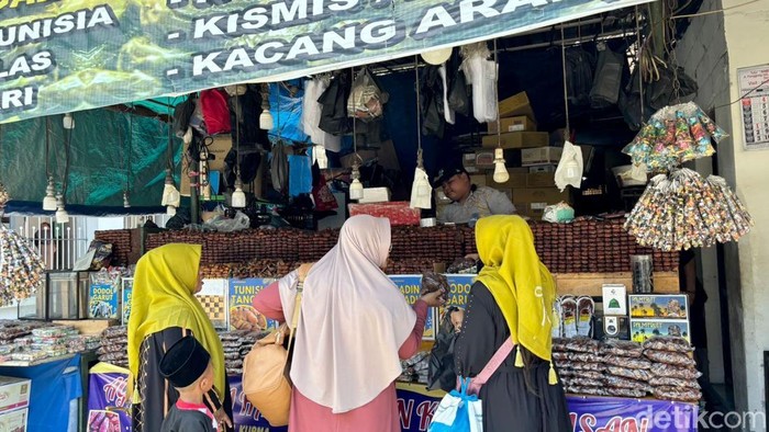 Sambut Ramadan Warga Surabaya Mulai Ramai Berburu Kurma