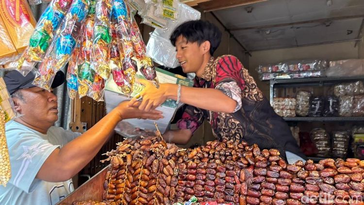 Sambut Ramadan Warga Surabaya Mulai Berburu Kurma