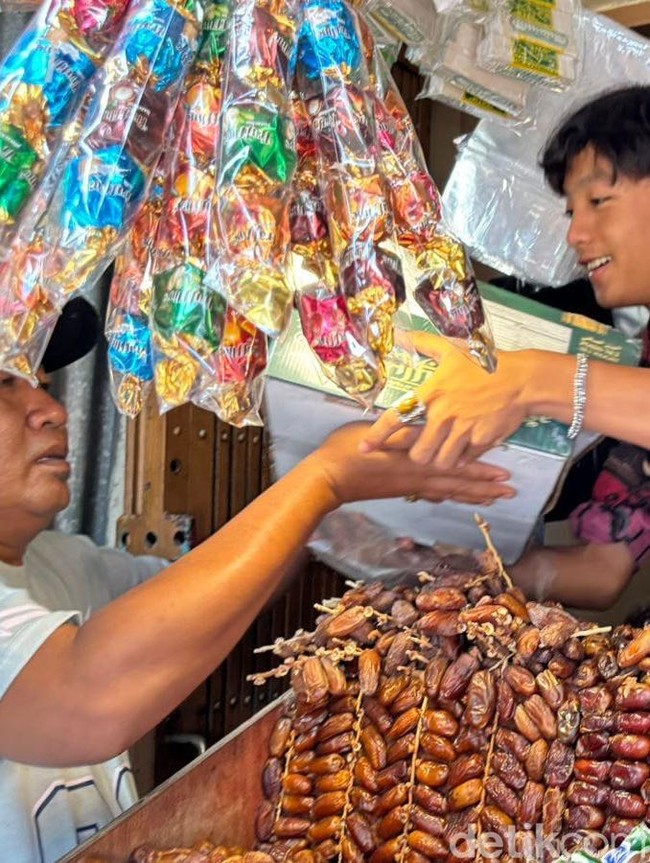 Sambut Ramadan Warga Surabaya Mulai Berburu Kurma