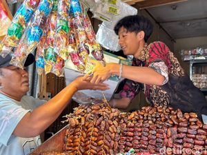 Sambut Ramadan Warga Surabaya Mulai Berburu Kurma