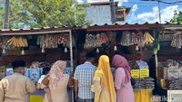 Harga kurma yang dijual bervariasi, tergantung jenis dan kualitas. Kurma dijual mulai dari Rp 40 ribu hingga Rp 100 ribu per kilogram.